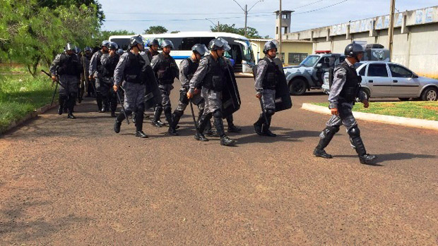 Tropa de choque deixa presídio de Dourados após princípio de motim, na semana passada (Foto: Divulgação)