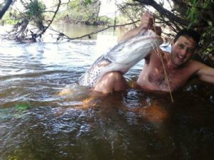 Homem entra em rio e diz ter capturado peixe 'no braço'