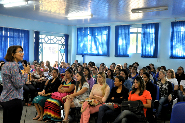 Professora Doutora Ordália Alves Almeida, que já atuou na Rede Municipal em Amambai, palestra para as pessoas presentes / Foto: Assessoria