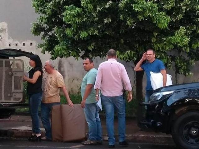 João Fava Neto (segurando colchonete) no dia em que foi levado para a penitenciária de Dourados (Foto: Adilson Domingos)