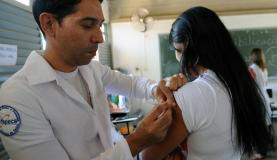 Meninas da rede pública de ensino do DF recebem vacina contra a hepatite BArquivo/Agência Brasil