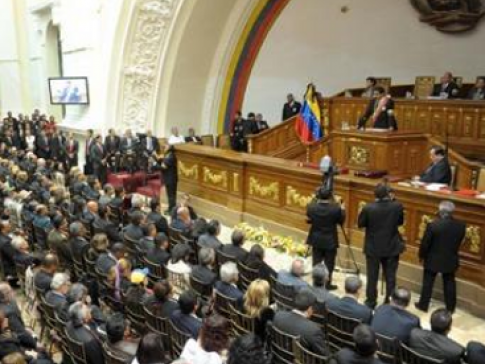 Palavra será negada a deputados que não reconheçam vitória de Maduro