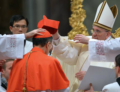 O papa Francisco entrega o solidéu ao cardeal italiano Beniamino Stella (E) durante cerimônia na basílica de São Pedro do Vaticano (AFP, Vincenzo Pinto)