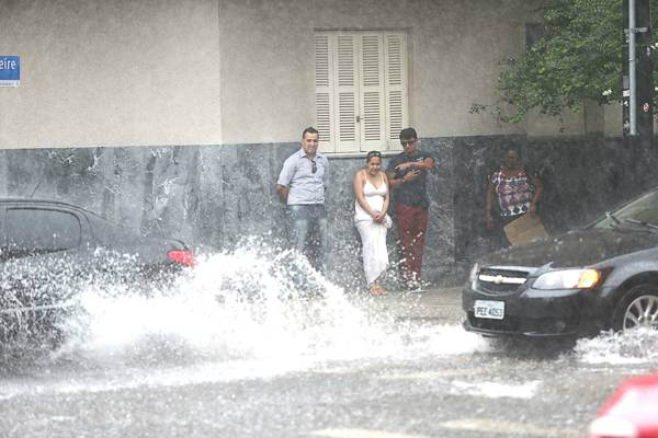 Chuva diminui e São Paulo suspende estado de atenção para enchentes