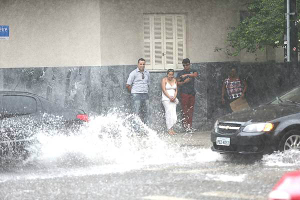 Chuva diminui e São Paulo suspende estado de atenção para enchentes Chuva diminui e São Paulo suspende estado de atenção para enchentes