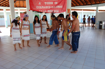 Atividade cultural na escola estadual Mbo Eroy Guarani Kaiowá.