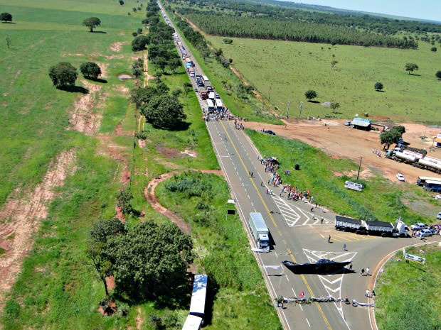 Integrantes do MST em MS bloqueiam três rodovias em protesto Na terça-feira (16), MST já havia bloqueado a BR-267, no distrito de Casa Verde (Foto: Divulgação/PRF)