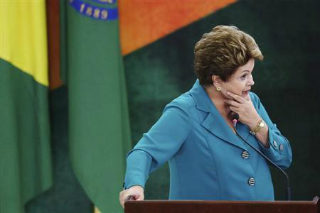 Governo fará "reavaliação grande" de concessões de rodovias, diz Dilma Governo fará "reavaliação grande" de concessões de rodovias, diz Dilma
