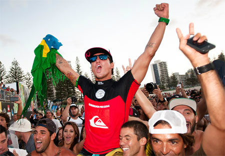 Medina dá ao Brasil o primeiro título mundial na principal categoria do surf Medina dá ao Brasil o primeiro título mundial na principal categoria do surf