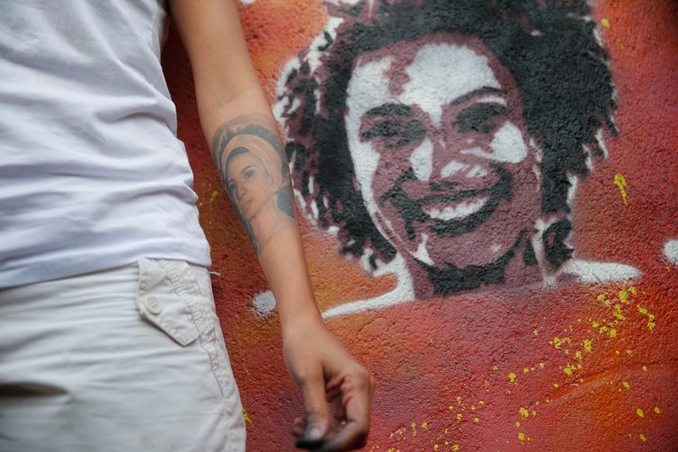 A viúva de Marielle Franco, Mônica Benício, refaz Grafite em homenagem a Marielle, feito por Malala Yousafzai na comunidade Tavares Bastos, no Catete - Fernando Frazão/Agência Brasil