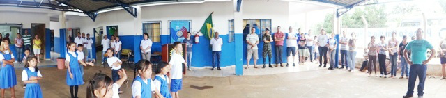 O monitor do Mais Educação, João Paulo, coordenou uma apresentação de dança com os alunos.