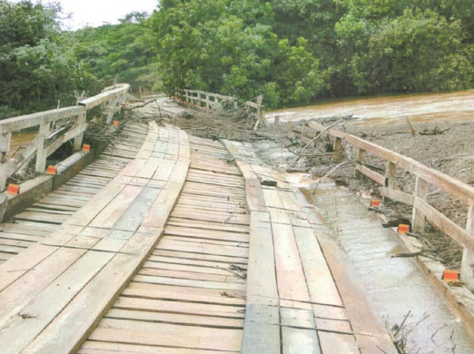 Governo vai construir em concreto 1.700 metros de pontes danificadas pelas chuvas Governo vai construir em concreto 1.700 metros de pontes danificadas pelas chuvas