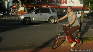 Brasil vive boom de petições virtuais Charline Carelli, de 22 anos, criou petição contra projeto de lei que limitava circulação de bicicletas
