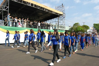 Alunos durante desfile cívico militar / Foto: Moreira Produções