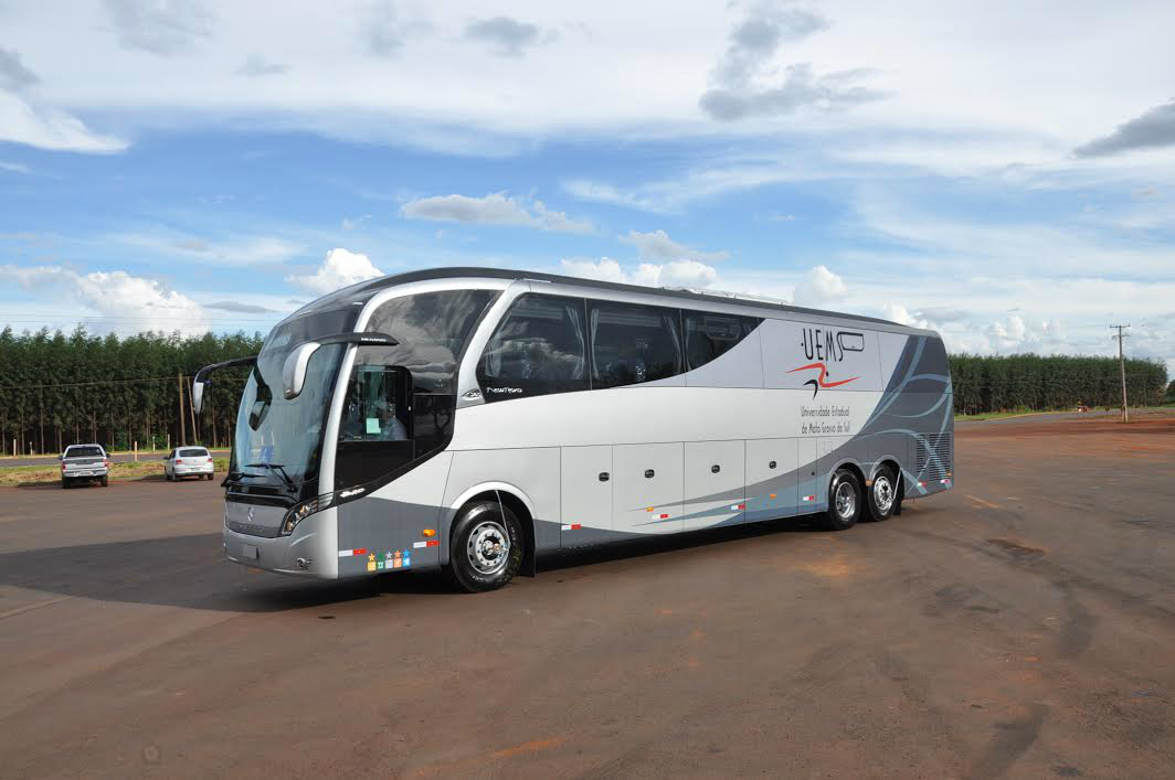Geraldo Resende e reitor da UEMS entregam ônibus para Universidade