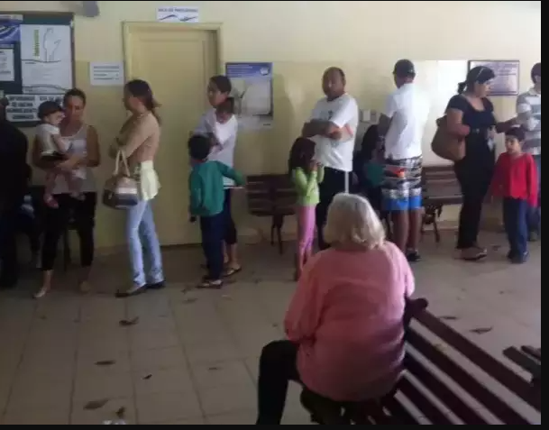 Sala de espera para atendimento no posto de saúde do Bairro Coronel Antonino, uma das mais de cem unidades mantidas pela prefeitura de Campo Grande. (Foto: Arquivo CG News)