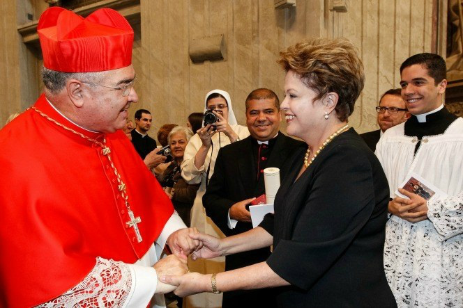 Dilma participa de cerimônia em que Dom Orani se tornará cardeal Presidenta Dilma cumprimenta o novo cardeal da Igreja Católica, o brasileiro Dom Orani Tempesta
