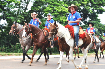 Cavalgada marca início do 22° Encontro Interestadual de Clubes de Laço 22° Encontro Interestadual de Clubes de Laço tem início hoje em Amambai