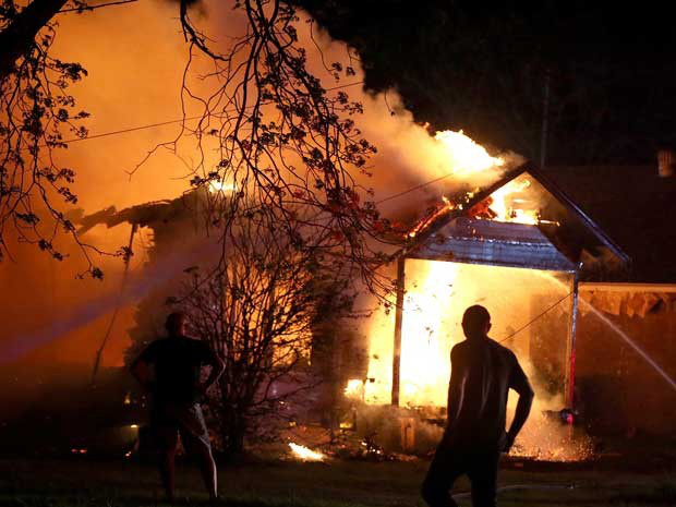 Explosão em fábrica no Texas deixa mortos e feridos