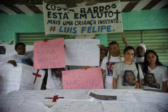 Moradores de comunidade do Rio protestam contra morte de crianças