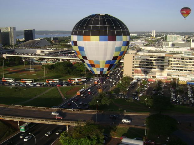 No aniversário de 52 anos, Brasília tem extensa programação Balões colorem o céu de Brasília (DF) durante festival para comemorar os 52 anos da cidade