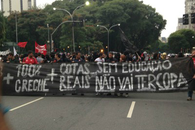 Manifestantes reclamam de falta de investimento em setores como educação