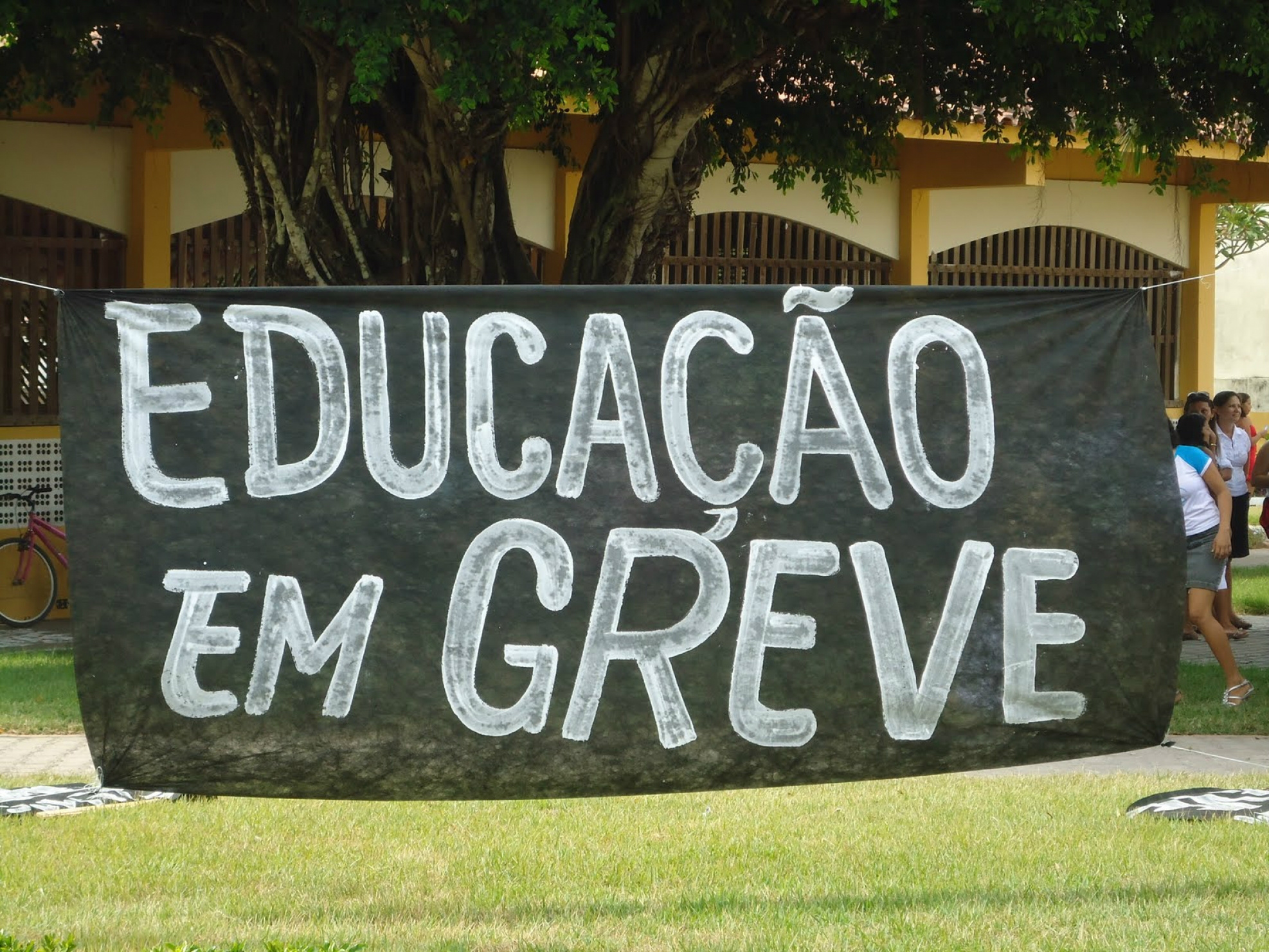 Mais de 75% das escolas da Rede Estadual paralisaram suas atividades nessa manhã