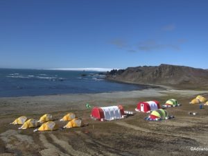 Nas expedições, pesquisadores ficam acampados na Antártica cerca de 30 dias. (Foto: Adriano Spielmann)