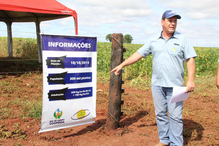 Engenheiro Agrônomo da Coopersa, Luiz Felipe Corsini, fala sobre tratamento durante plantio de variedades de soja / Foto: Assessoria