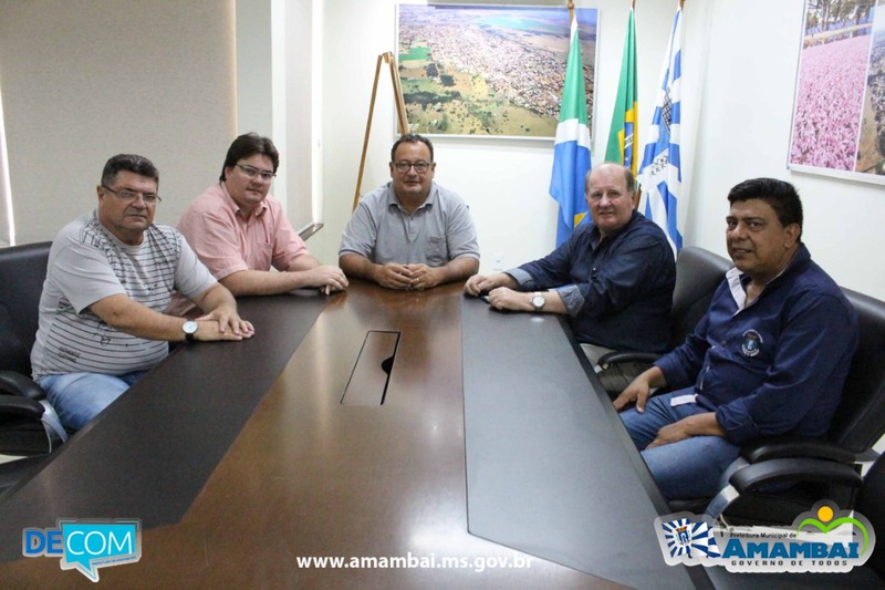 stiveram reunidos no gabinete do prefeito de Amambai, Edinaldo Luiz de Melo Bandeira, o diretor-presidente da Fundação do Trabalho (Funtrab), o senhor Enelvo Felini; o secretário de Desenvolvimento Econômico de Amambai, Ubiratan Martins; o vereador Maikell Ruiz e seu assessor Adriano Sangueza / Foto: Decom