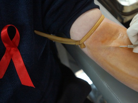 Apesar de proibida a discriminação, homens gays não podem doar sangue Apesar de proibida a discriminação, homens gays não podem doar sangue