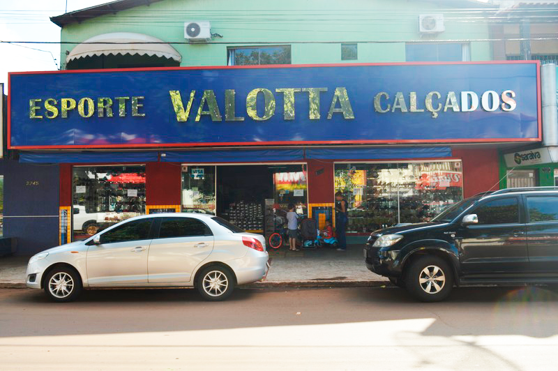 Na Esportes Valotta Calçados você encontra produtos com até 50% de desconto Foto: Moreira Produções