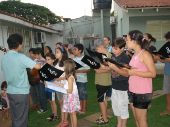 Instituto de Amambai propõe parcerias para projeto Amigos do Trânsito Apresentação do Coral Eduardo Dutra Lescano em casa de moradores de Amambai.