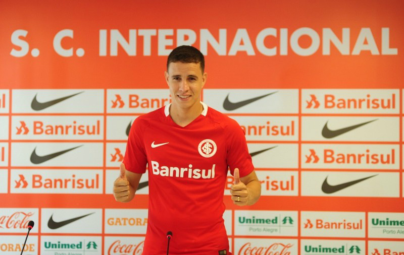 Roberson chega ao Inter confiante no acesso Roberson vestiu a camisa vermelha e se mostrou animado com o novo desafio na carreira (Foto: Divulgação)