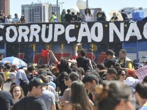 Marcha contra a corrupção reúne muitos jovens na Esplanada dos Ministérios Marcha contra a corrupção reúne muitos jovens na Esplanada dos Ministérios