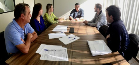 José Luiz Karasek, Gabriel Winter, e Anderson Pschisky se reuniram com o secretário Jorge de Lúcia e arquitetas douradenses afim de buscar ideias para a aprovação digital / Foto: Assessoria