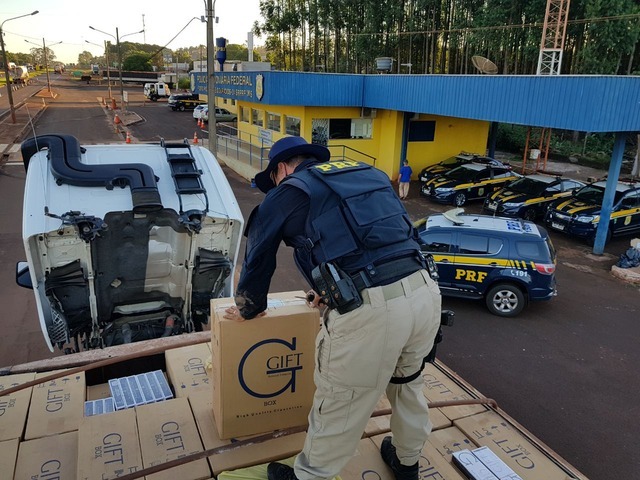 Policial averigua carga de cigarros apreendida. - Foto: PRF