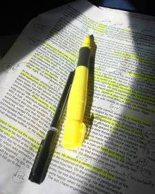 Segundo pesquisadores, apenas marcar trechos de textos não funciona para ajudar a memorização