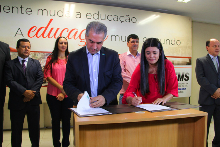 Governador assume compromisso de valorização na sede da Fetems