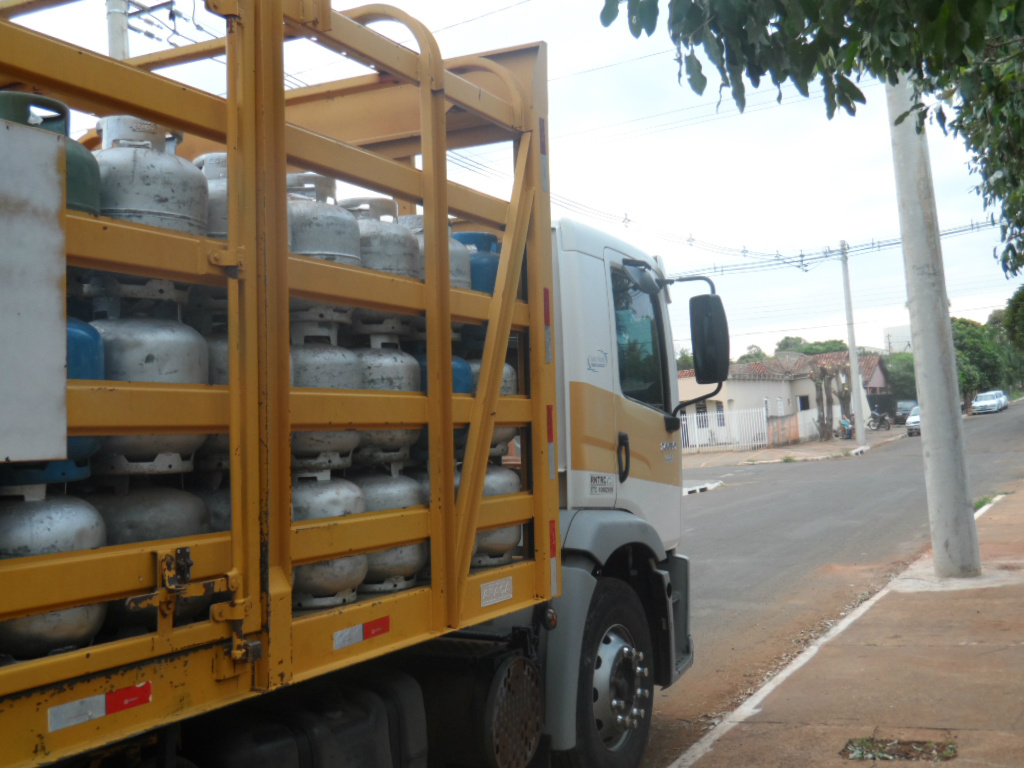 PMA apreende 446 botijões e multa em R$ 8,6 mil empresa por transporte ilegal