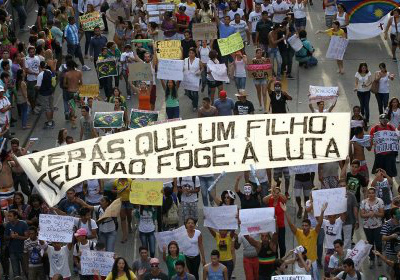 Cresce a rejeição aos protestos desde junho Em relação aos protestos contra a Copa do Mundo, apenas 32% são a favor, enquanto 63% são contra