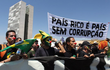 Marcha contra a corrupção reúne muitos jovens na Esplanada dos Ministérios