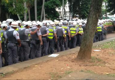 Operação em protesto anti-Copa foi um sucesso, diz PM PMs cercaram praça da República antes do protesto de sábado (22)