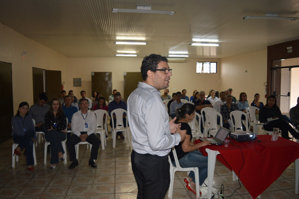Banco do Brasil realiza Caravana do FCO em Amambai Analista Ronderson Soares, ministrando palestra sobre beneficios do FCO, nesta quinta-feira (29), em AmambaiFoto: Moreira Produções
