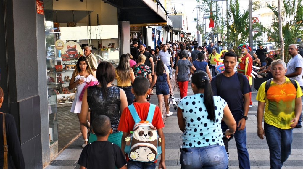 Nota Premiada: comerciantes têm até o fim do mês para adequar impressão de cupom ObrigaçãoConforme legislação e regulamentação, o lojista é obrigado a informar o consumidor sobre a possibilidade de participação no programa. Cartazes com a logomarca devem ser fixados em paredes e outros locais visíveis. Quem se recusar pode ser multado. A Sefaz em parceria com o Procon-MS vai fiscalizar os estabelecimentos do Estado. Dúvidas sobre o programa podem ser esclarecidas pelos telefones (67) 3389-7822/21.