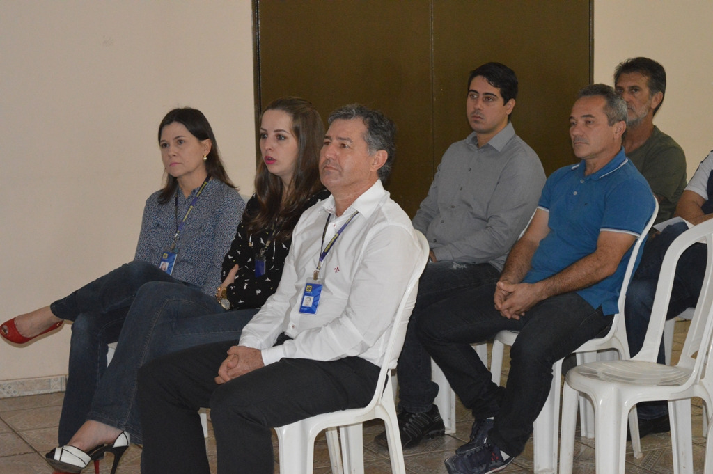 Banco do Brasil realiza Caravana do FCO em Amambai Gerente de empresas do BB de Amambai, Tania Gregianin. Na foto, a primeira da esquerda, afirma que os investimentos são viáveis Foto: Moreira Produções