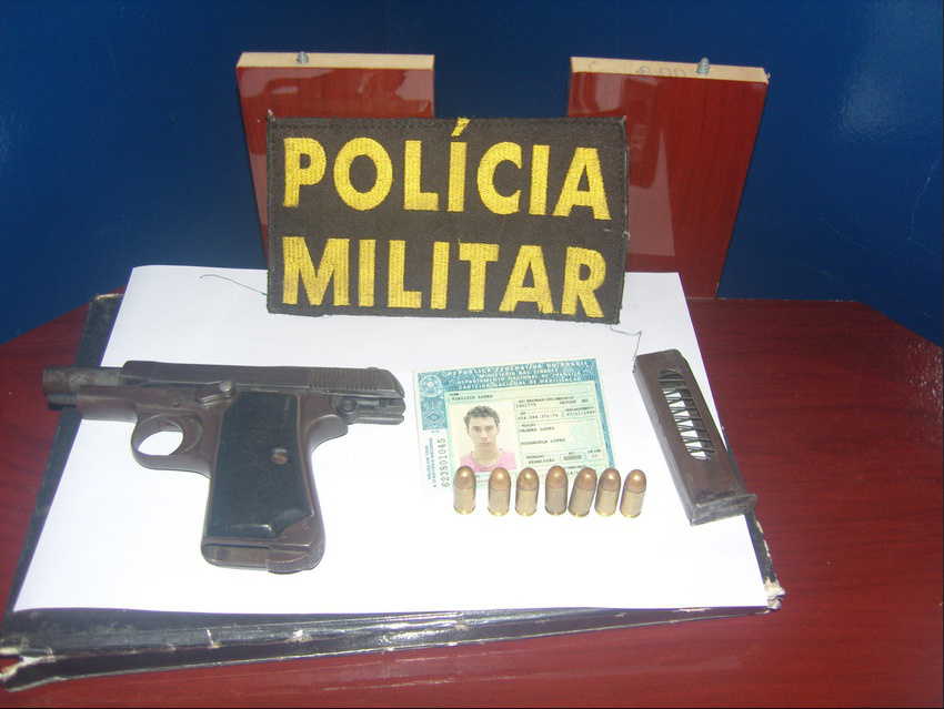 PM prende homem por porte ilegal e adolescentes com 25 kg de maconha