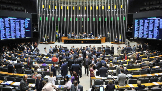 Deputados aprovam fim da reeleição Deputados aprovam fim da reeleição