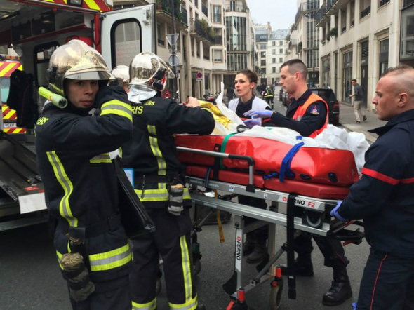 Ataques em Paris ocorreram em sete pontos diferentes Bombeiros socorrem feridos / Foto: Divulgação