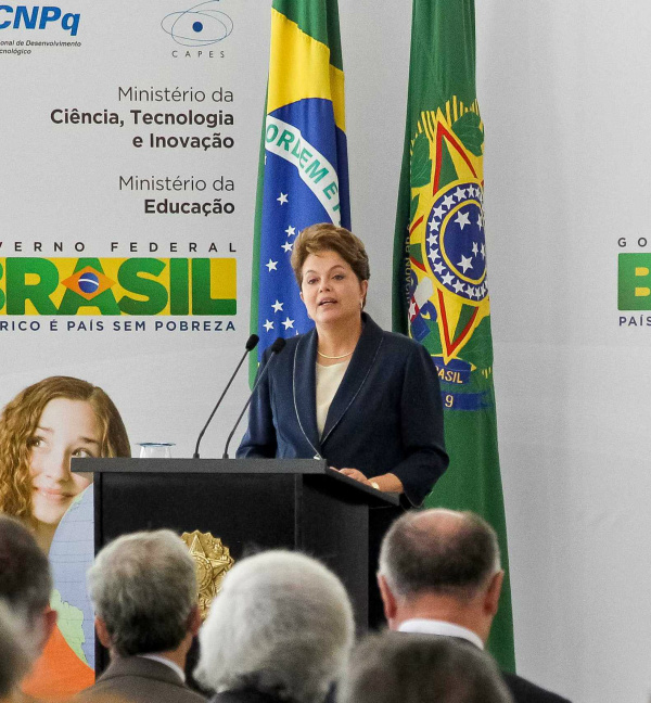 Programa de ensino vai levar 20 mil estudantes ao exterior ainda este ano